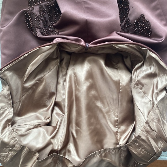 Rich brown halter style gorgeous long gown size 6/8 beautiful appliqué beading. - Picture 13 of 16